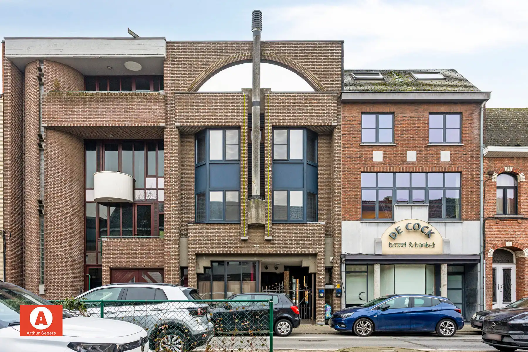 Energiezuinig gelijkvloers app: 116 m², pal bij het centrum. foto 2