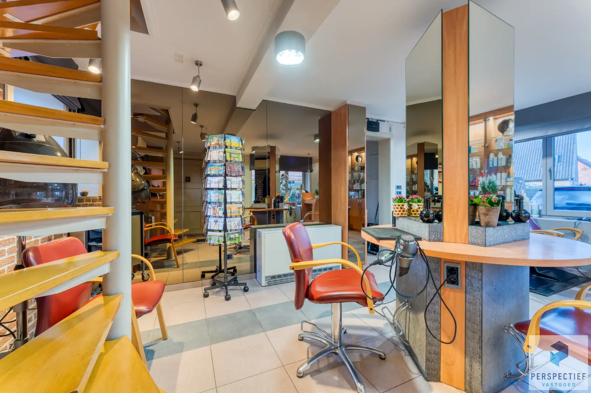 Landelijk gelegen villa met handelsruimte en buitenzwembad op 1370 m² foto 24