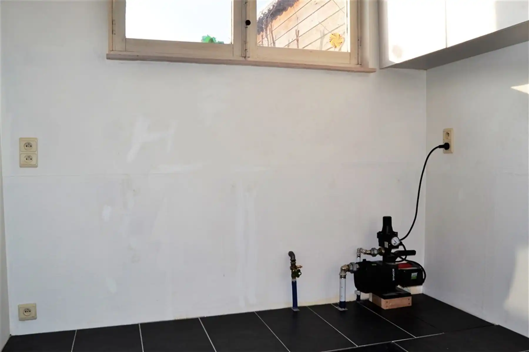 Ruime woning met drie slaapkamers en grote garage foto 5