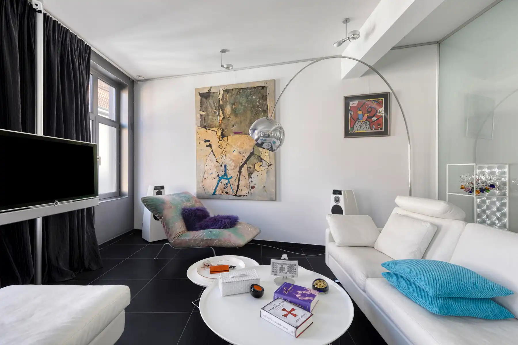 Gerenoveerde (2010) burgerwoning met dubbele garage foto 7