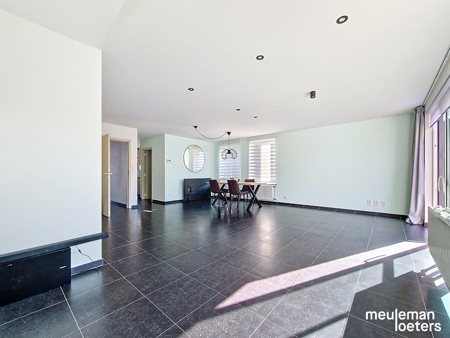 Ruime  halfopen woning met twee garages foto 6