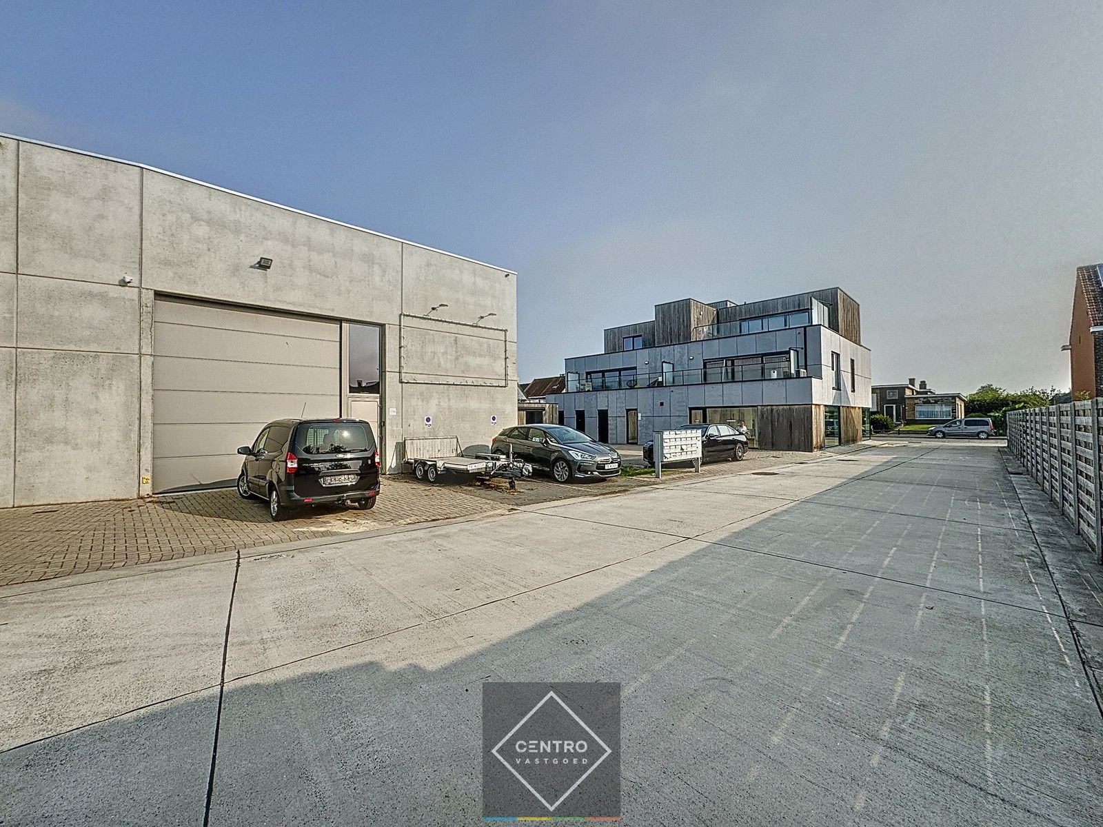 Goed geïsoleerd MAGAZIJN (174m²) met volledig afgewerkt APPARTEMENT (103m2 - 1ste V.), voorzien van ZONNE-terras, private parkeerplaatsen en fietsenberging achter het gebouw. foto 3