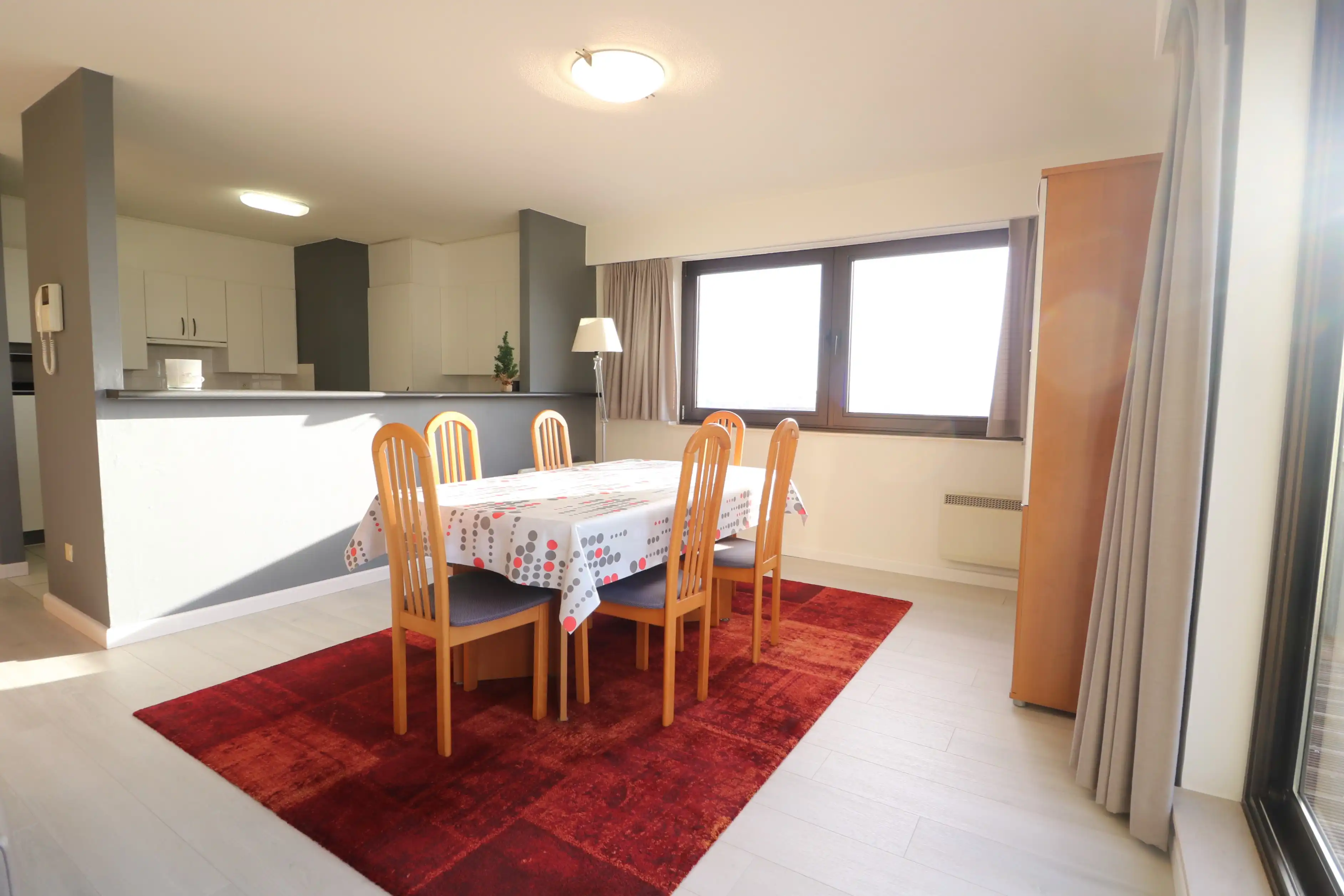 Zeer ruim 1-slaapkamerappartement (86m²) met bijzonder groot terras op de 9de verdieping van de residentie Bristol Palace foto 3