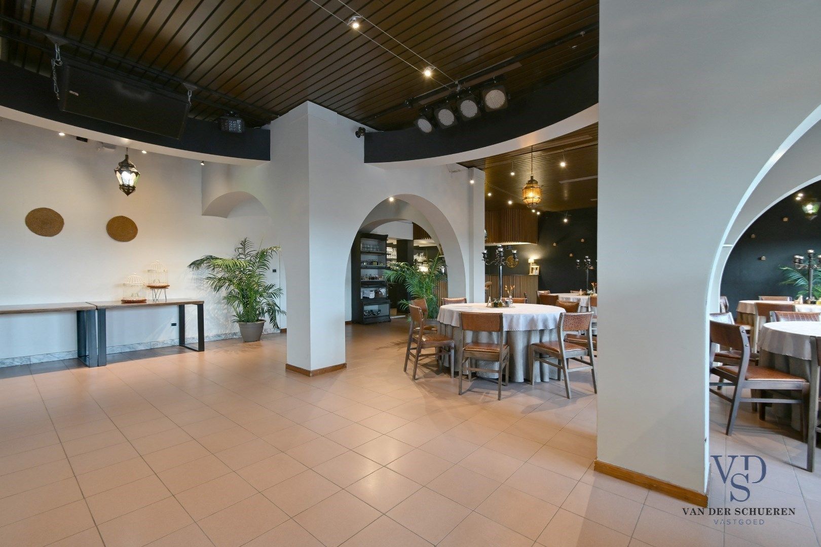 Feestzaal met uitzonderlijke woongelegenheid. foto 12