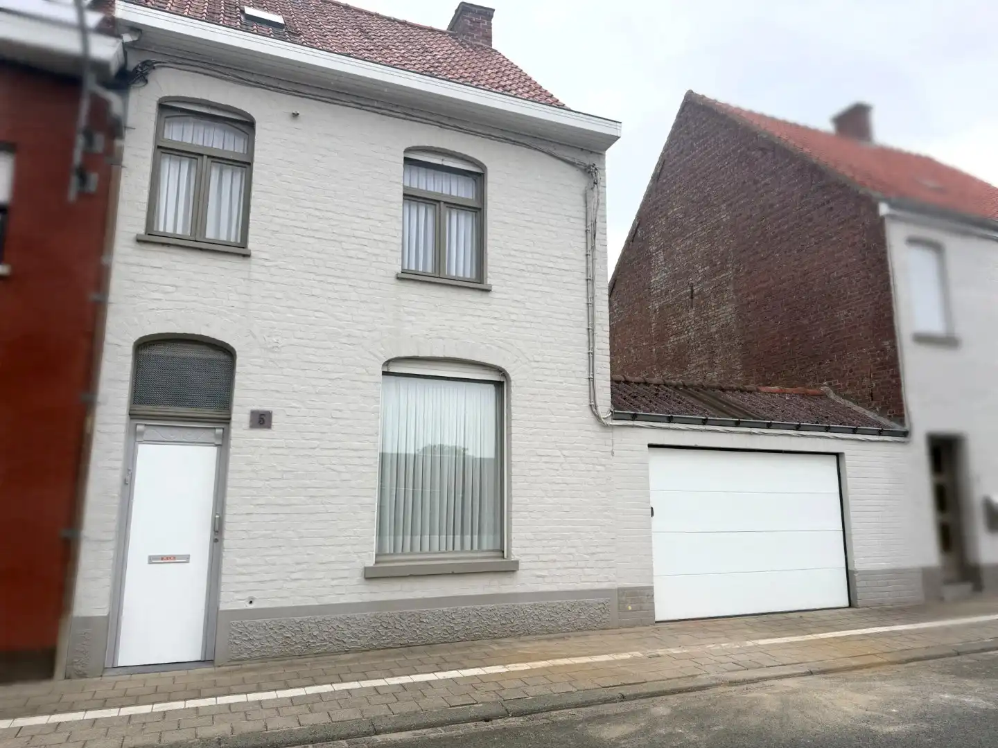 Hoofdfoto van de publicatie: Rustig gelegen gezinswoning met 4 slaapkamers, garage en tuin te koop in Gullegem
