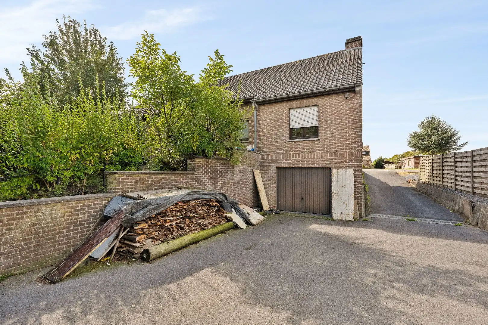 OP TE FRISSEN WONING MET 3 SLPKS, GROTE TUIN EN 2 GARAGES foto 12