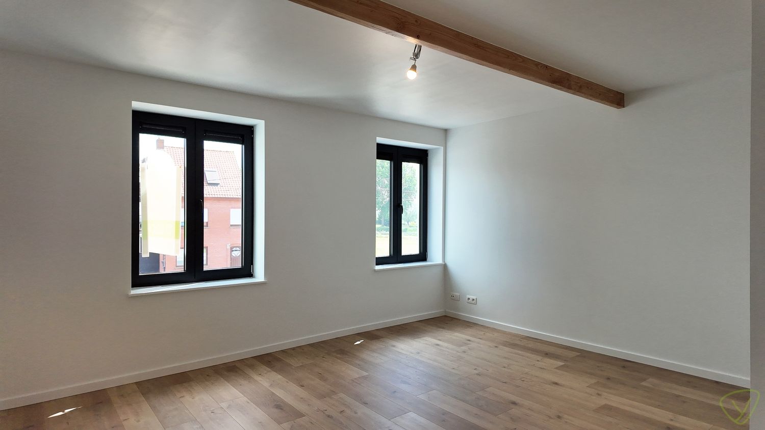 Kwaliteitsvol gerenoveerde en zeer energiezuinige woning vlakbij Veldekensbrug! foto 9