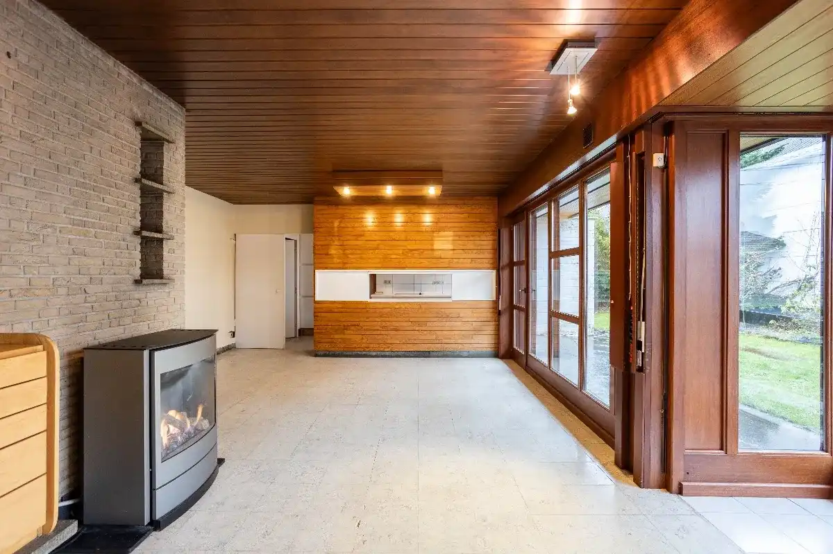 Karaktervolle deels te renoveren woning met veel potentie foto 3