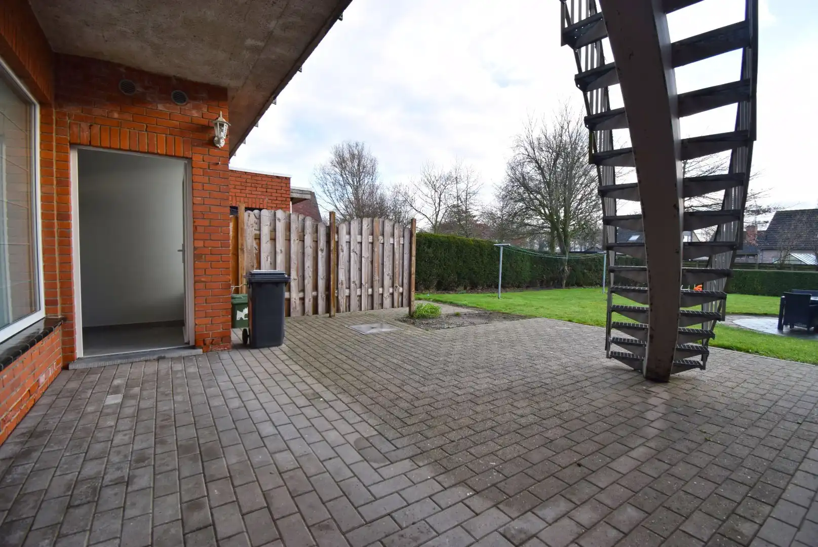 ZEER RUIM TWEE SLAAPKAMER APPARTEMENT OP HET GELIJKVLOERS foto 10