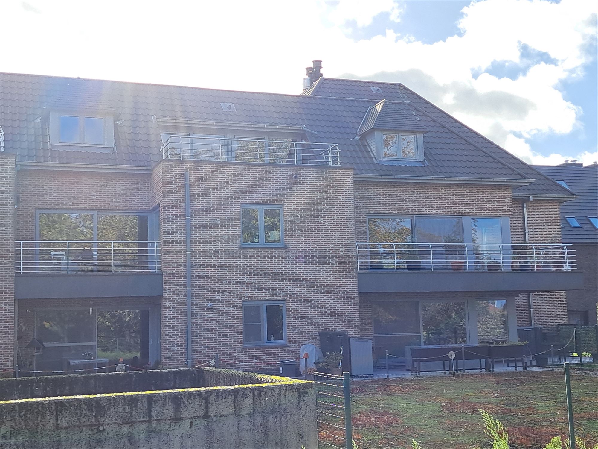 Appartement met 2 slaapkamers, autostaanplaats en parktuin. Rustig gelegen. Aan de achterkant van het gebouw. foto {{pictureIndex}}