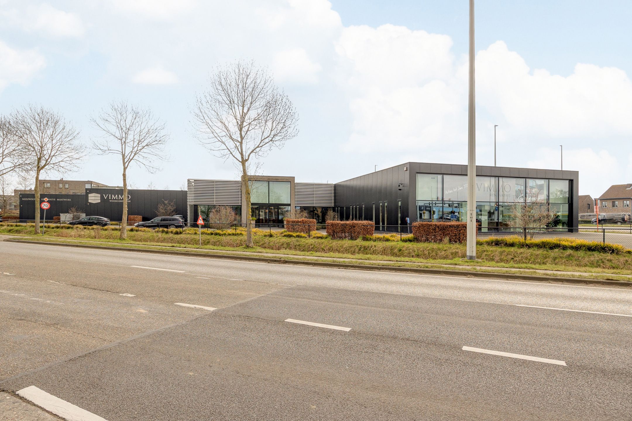 Strategische gelegen showroom te huur te Wijnegem!  foto 2