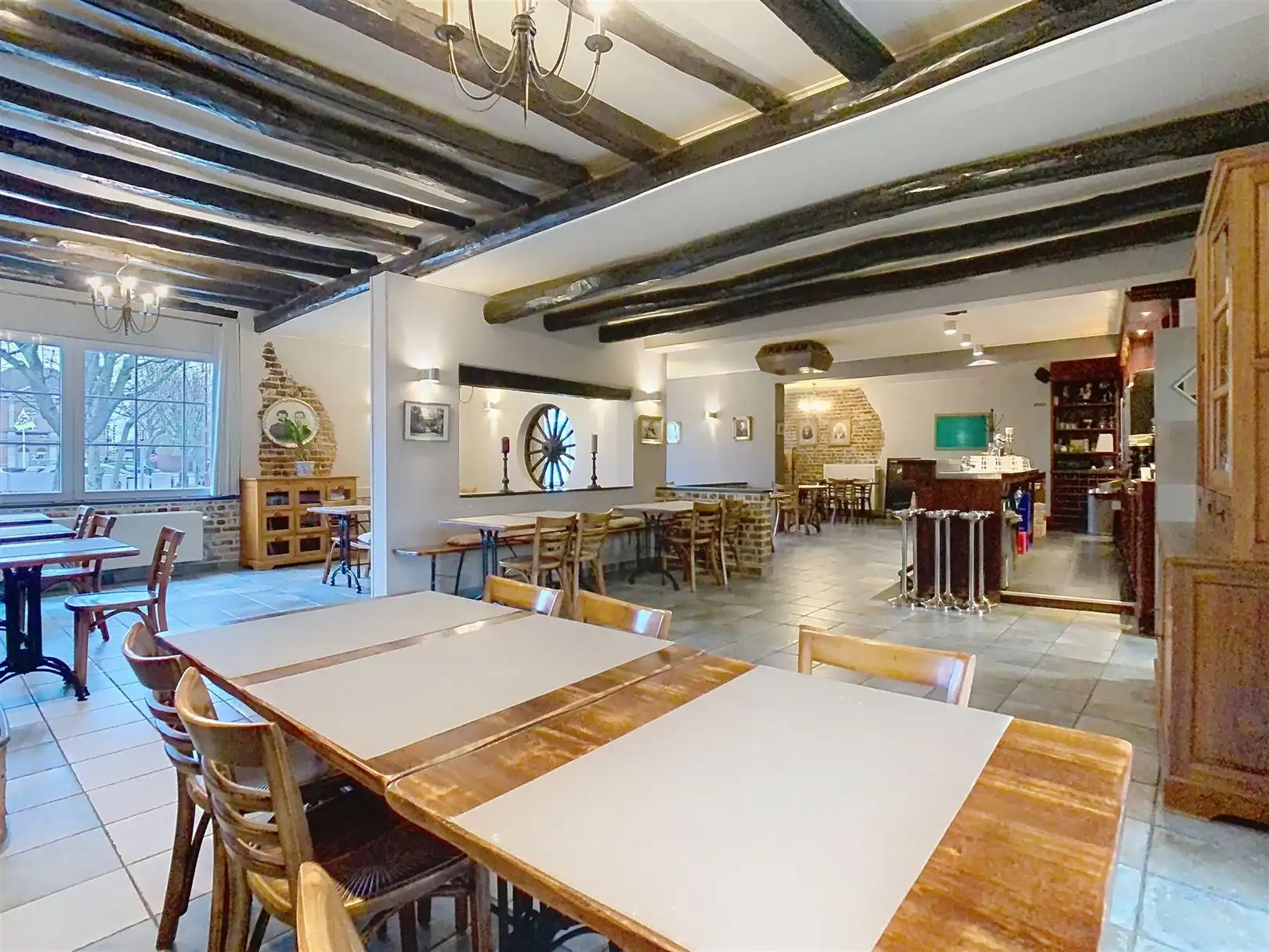 Gebouw met ruim 4 slaapkamer appartement en gelijkvloerse handelszaak foto 4