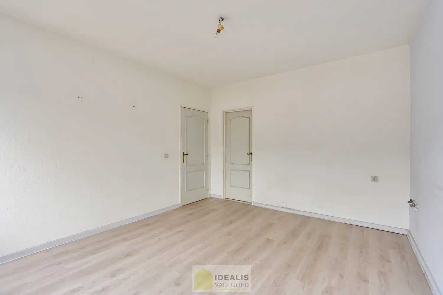IDEALIS VASTGOED -  INVESTERINGSEIGENDOM BESTAANDE UIT 2 GELIJKVLOERSE HANDELSPANDEN EN 5 BOVENLIGGENDE APPARTEMENTEN IN HET CENTRUM VAN PELT! – te renoveren investeringseigendom op een toplocatie in Pelt (Neerpelt). Gelijkvloers 2 handelspanden, op de 1ste verdieping een 3 slpk.-appartement, 2de verdieping een 3 slpk.-appartement en een 1 slpk.-appartement en op de 3de verdieping een 3 slpk.-appartement en een 1 slpk.-appartement. Geschikt voor zij die zoeken naar een interessante investering in het centrum van Pelt. foto 14