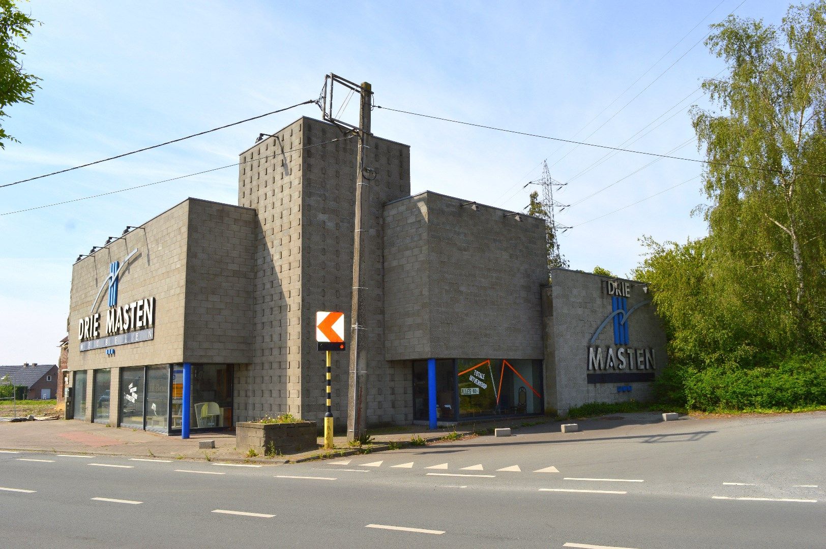 Te renoveren of herbouwen woonst met commerciële functie én aanliggende weidegrond foto {{pictureIndex}}