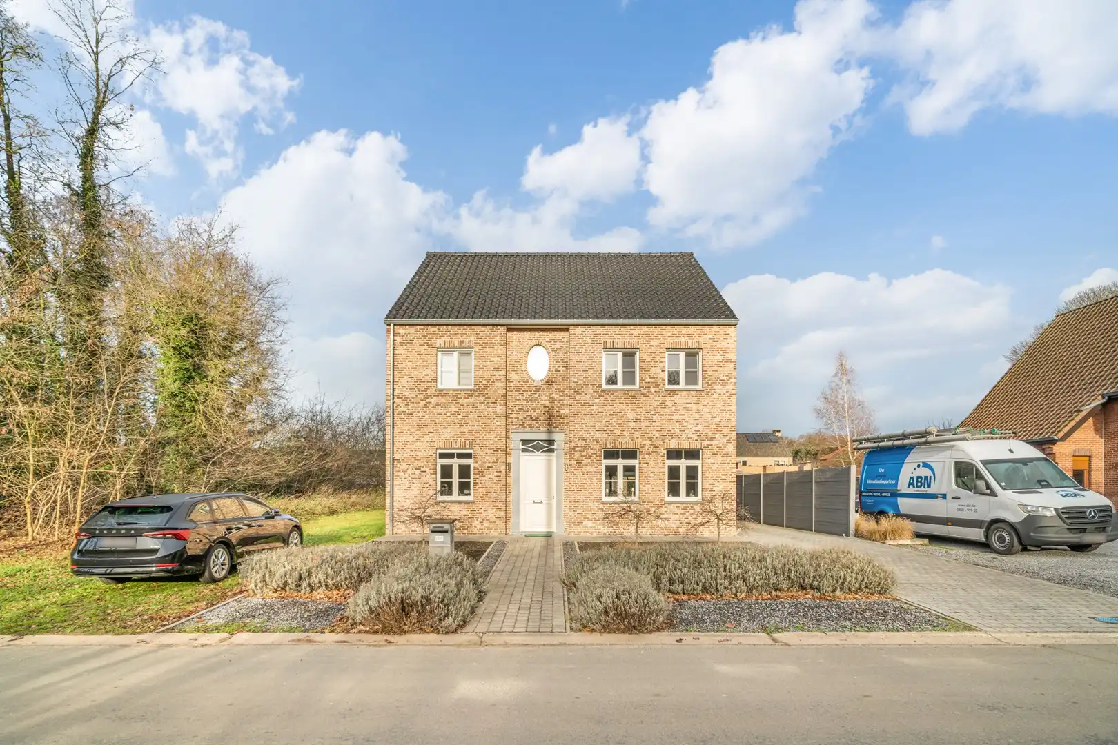 🏡 Instapklare halfopen bebouwing in landelijke stijl te koop in Houthalen-Helchteren (Binnenvaartstraat) foto {{pictureIndex}}