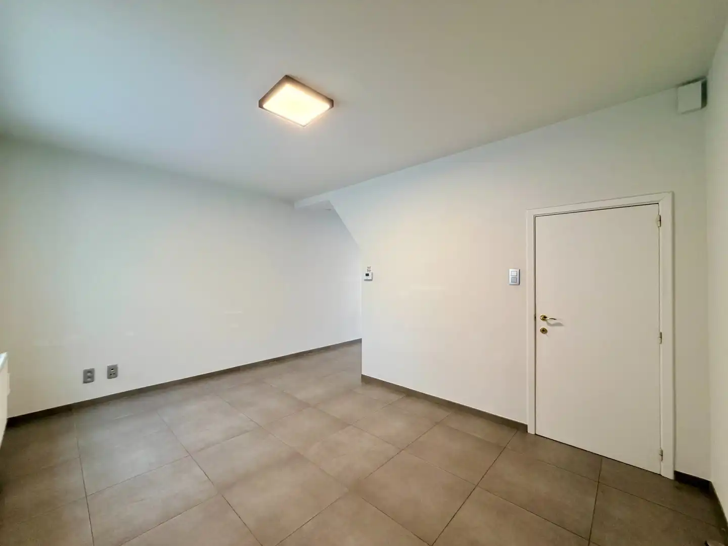 Instapklare woning met 2 slaapkamers en diepe tuin te Roeselare! foto 4