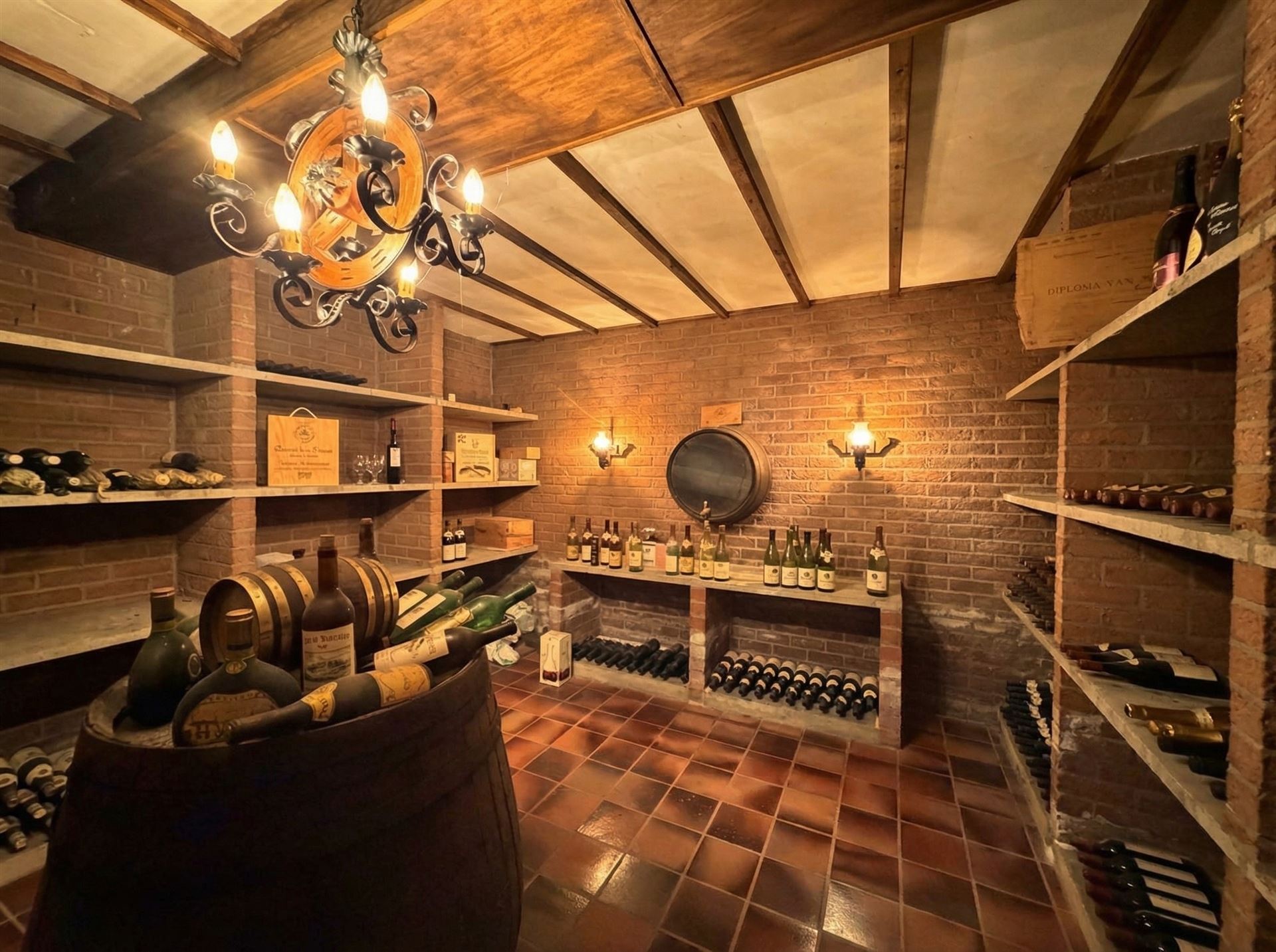 Zeer ruime villa (483 m²) op 16a48ca in Dilsen-Stokkem, goed onderhouden en vol potentieel om te transformeren tot uw hedendaagse droomwoning. foto 28