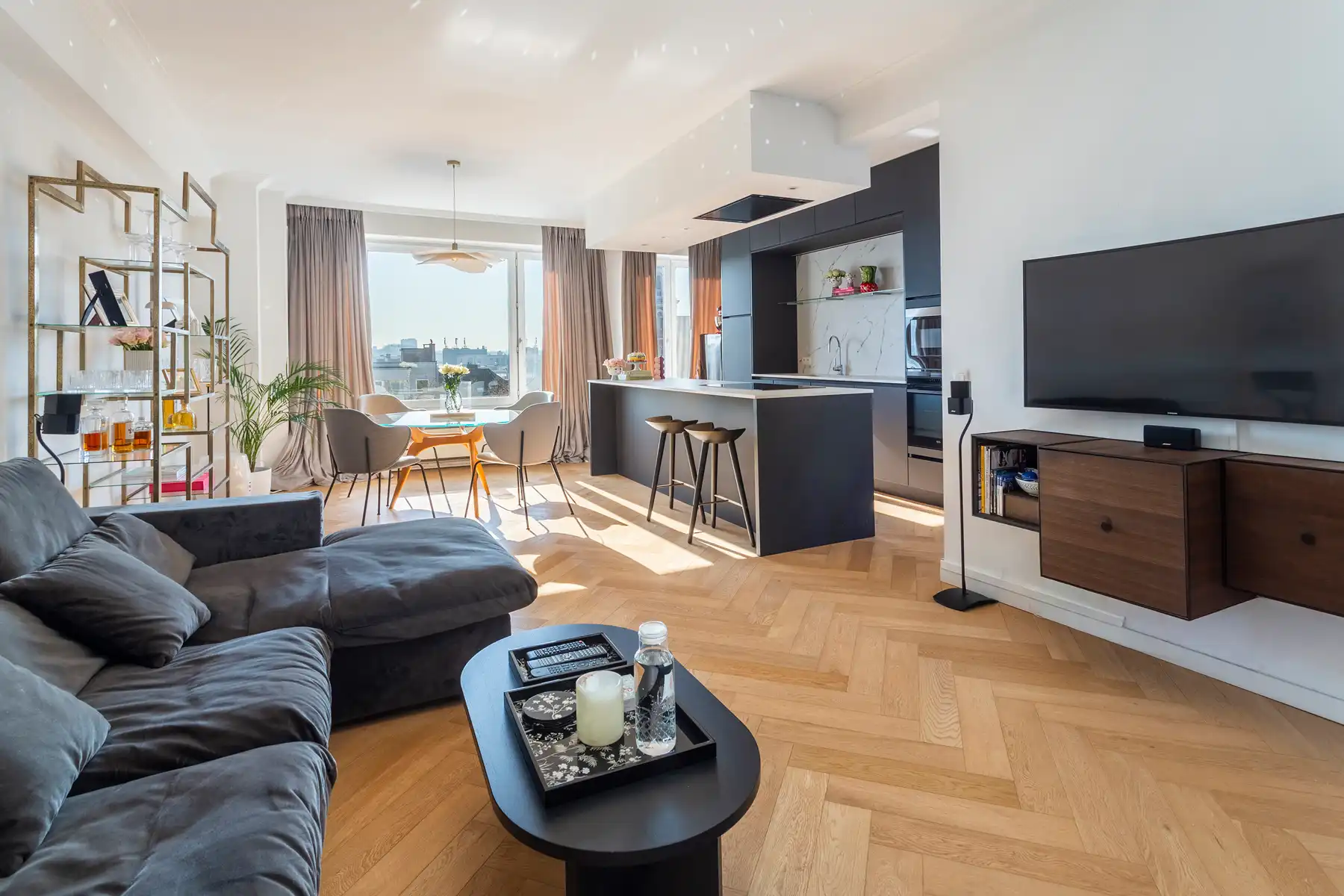 Lichtrijk 2-slaapkamerappartement aan het Zuid foto {{pictureIndex}}