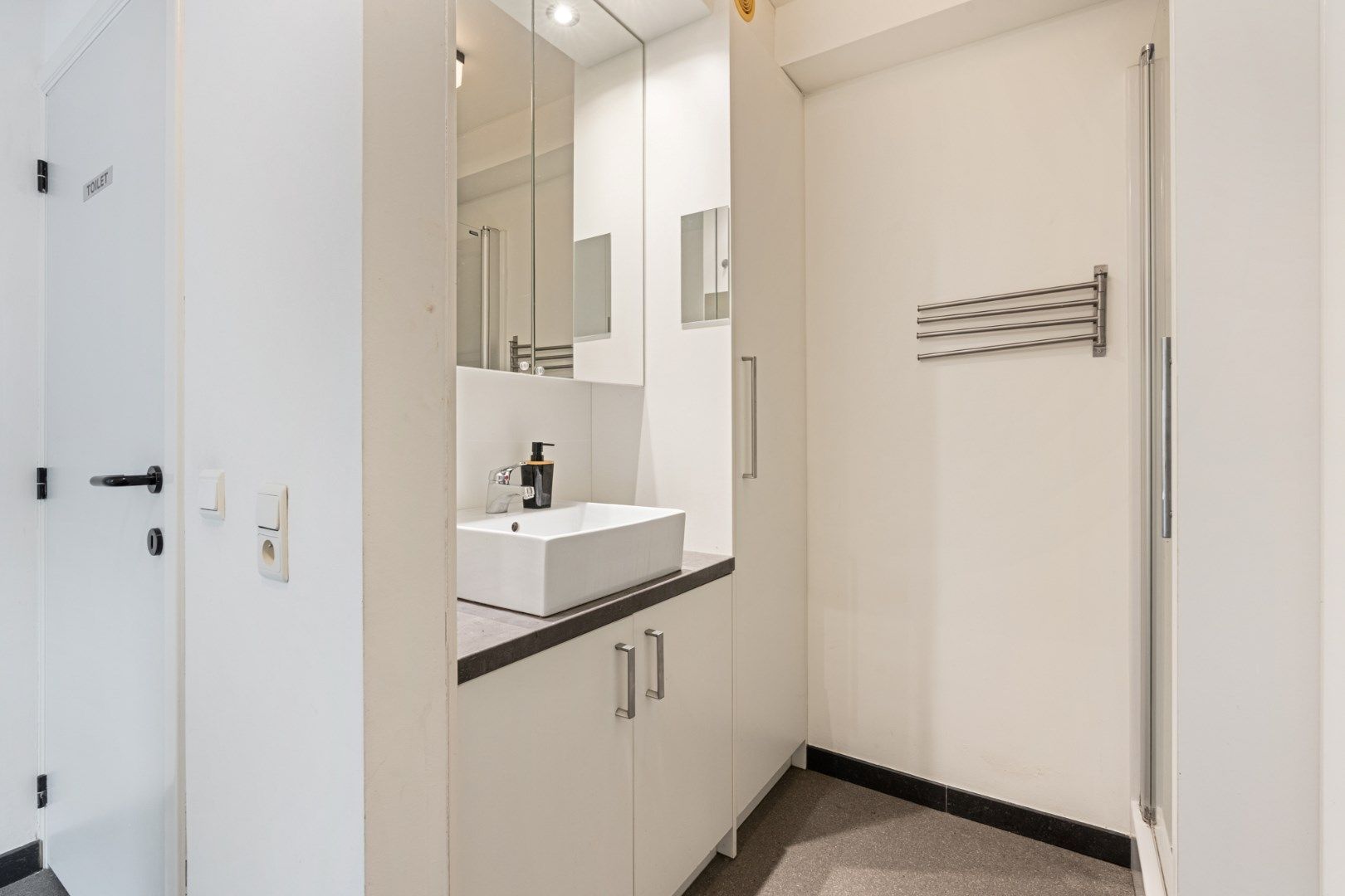 Comfortabel gebouw, onderverdeeld in een gelijkvloers appartement en een woning (210 + 210A), op een perceel van 9a60 met diverse mogelijkheden (kangoeroewoning foto 16