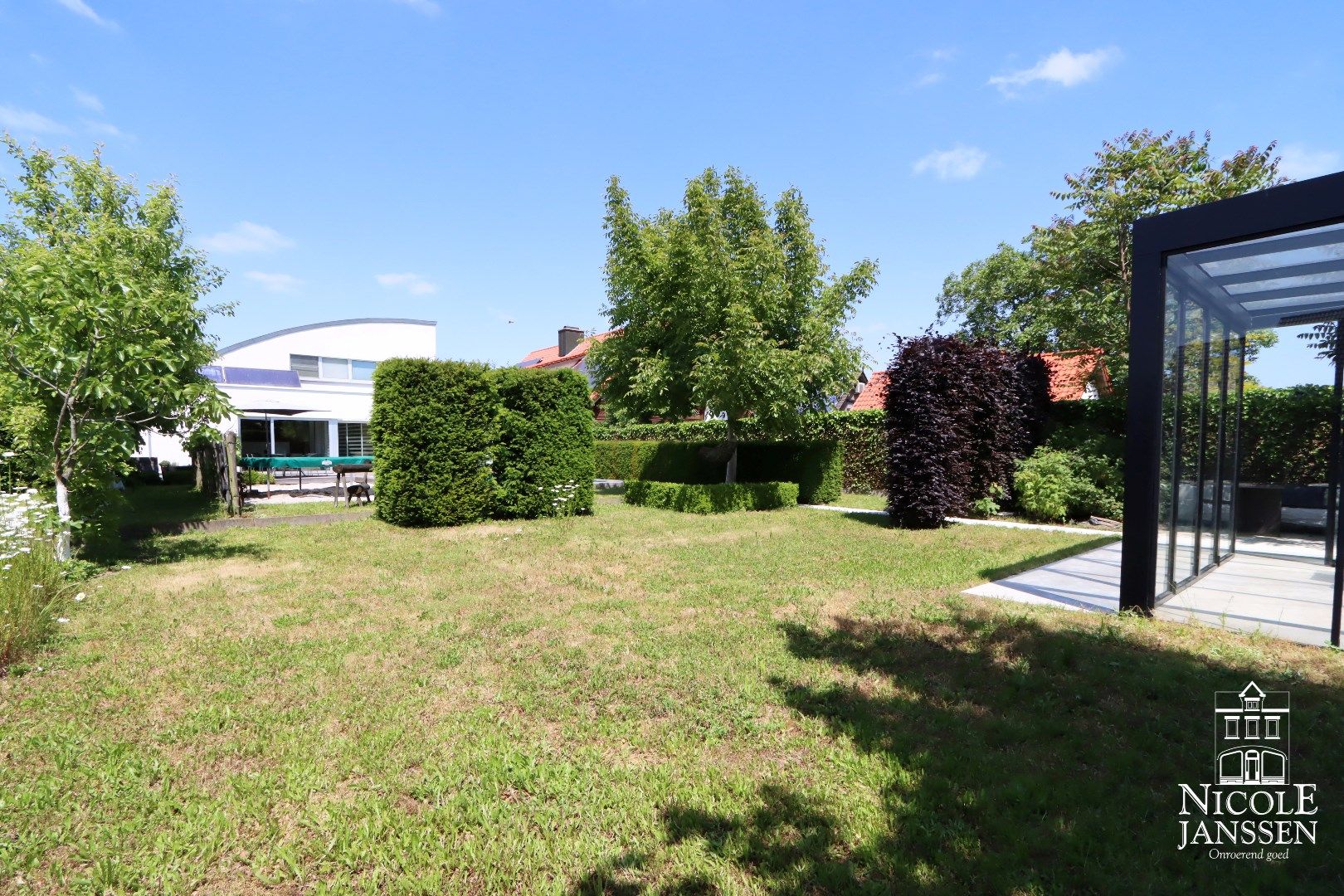 Ruime en speels ingedeelde woning met bijzondere architectuur en praktijkruimte foto 24