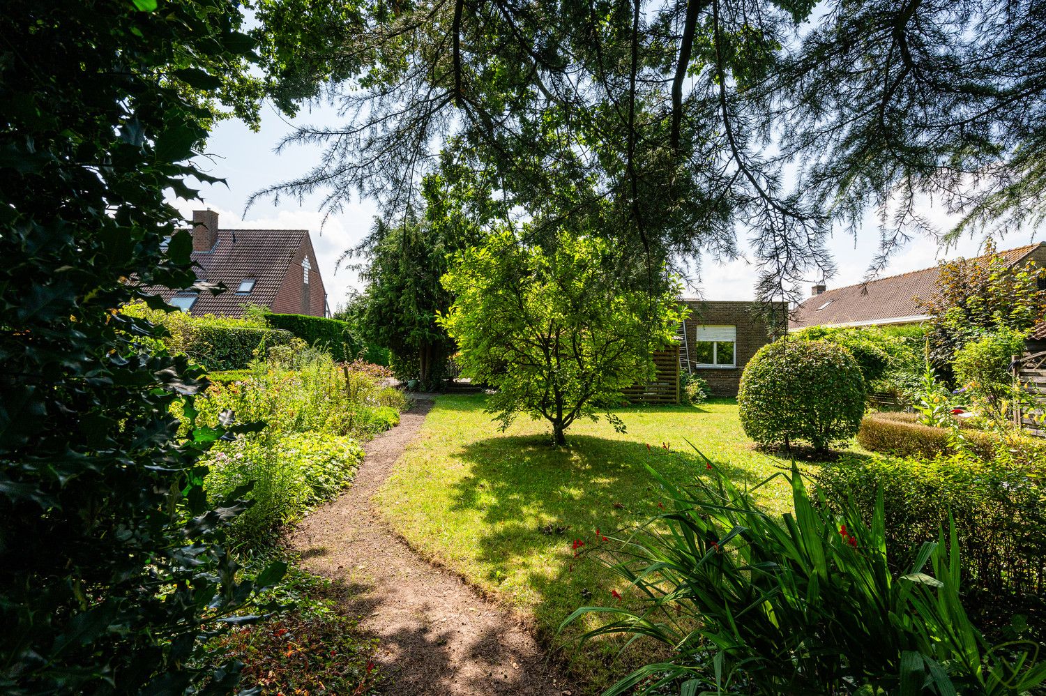 Te renoveren alleenstaande woning omgeven door het groen en op enkele minuten van het centrum! foto 3