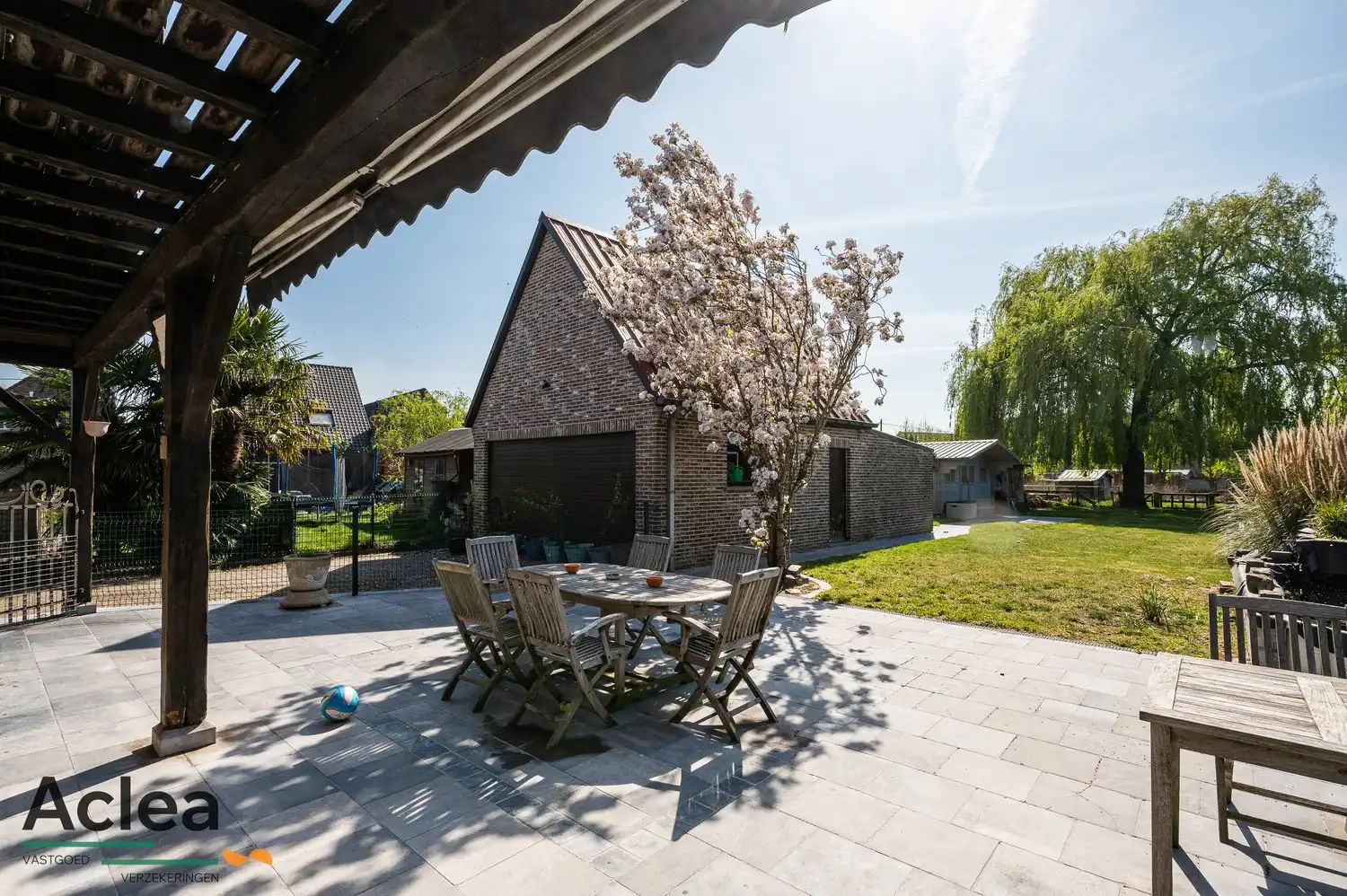 Rustig gelegen villa in landelijke stijl, omgeven door groen en natuur foto 24