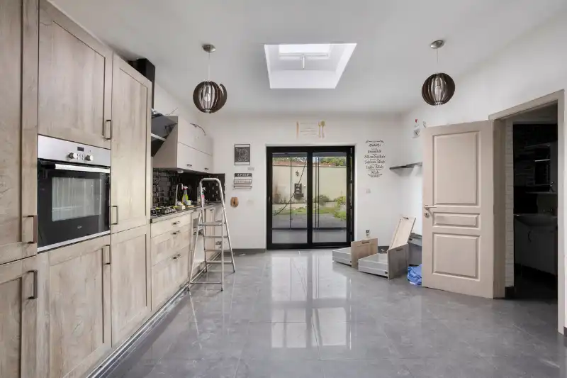 Op te knappen woning met veel potentieel in rustige woonomgeving foto 2