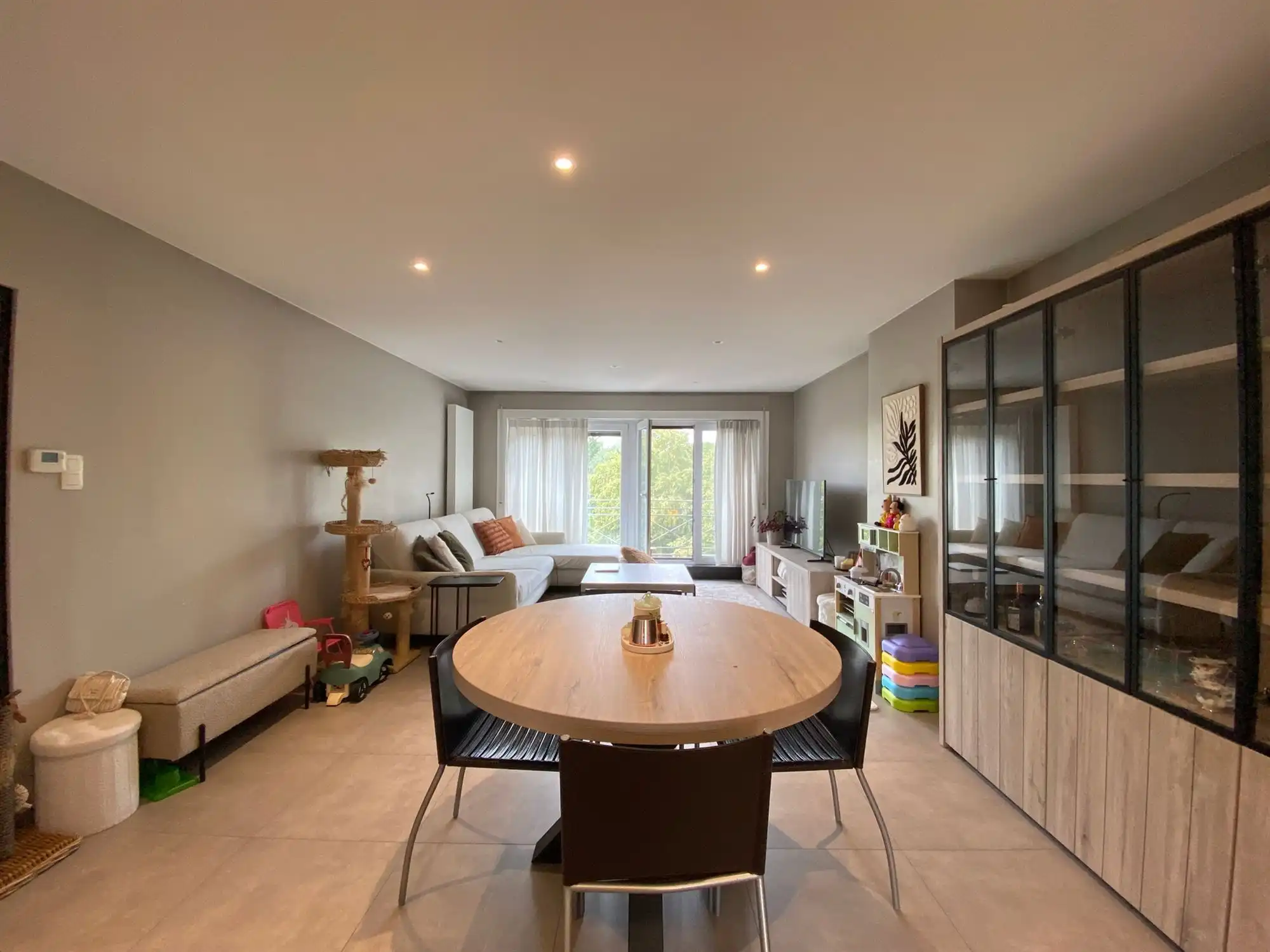 Ruim en volledig gerenoveerd appartement met groen uitzicht en garage foto 3