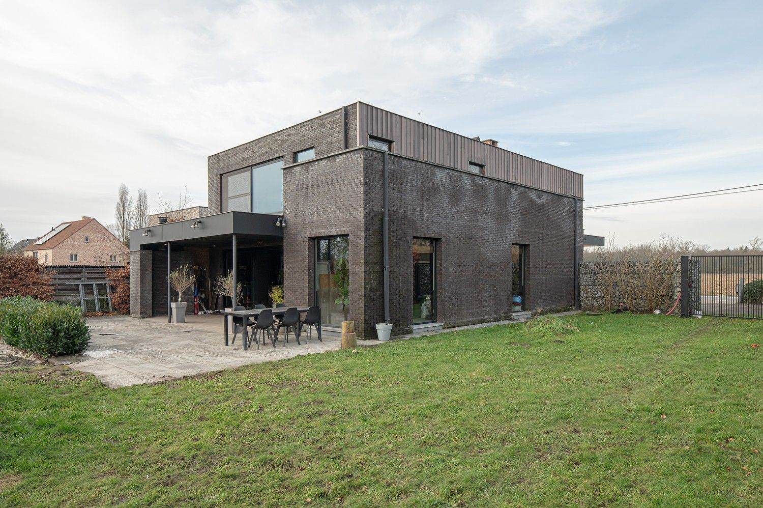 Modern gerenoveerde woning met 4 slpkm foto {{pictureIndex}}
