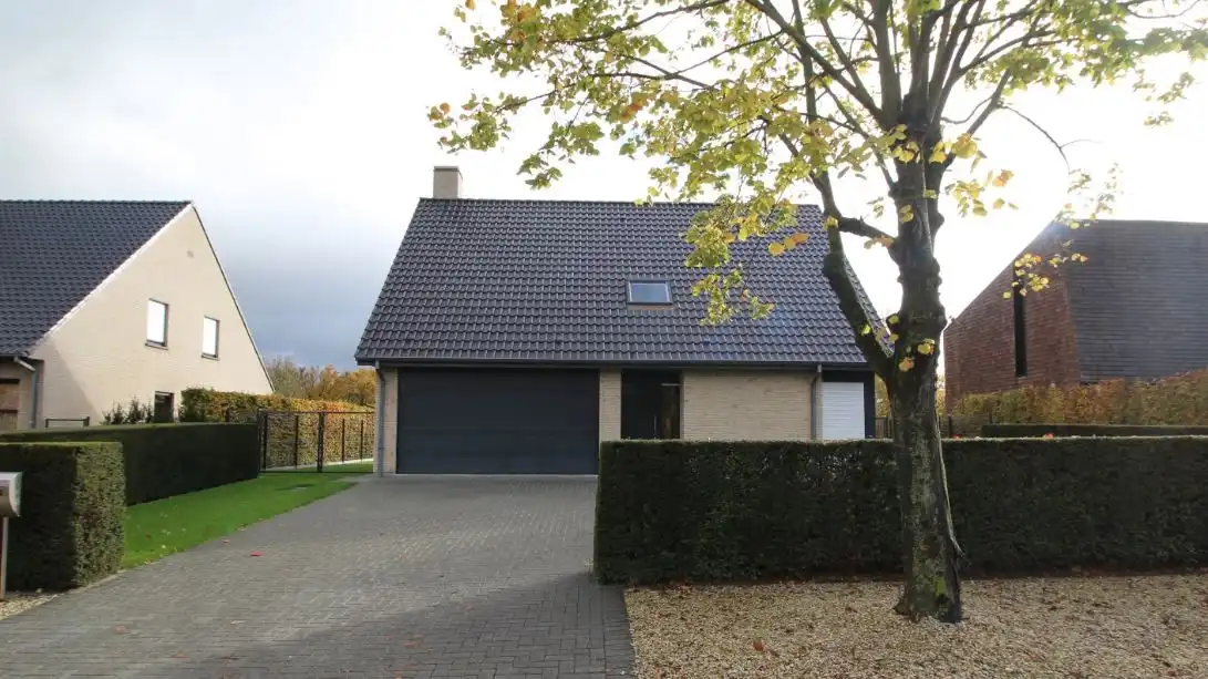 Zeer ruime villa met 3 slaapkamers te huur! foto {{pictureIndex}}