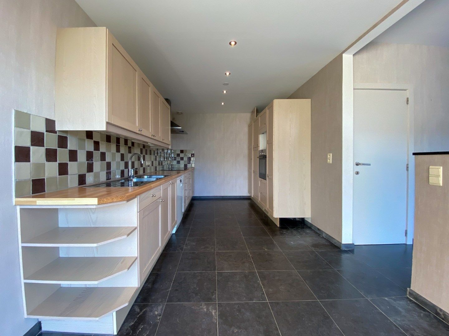 Woning met 4 slaapkamers, garage, loods en tuin. foto 4