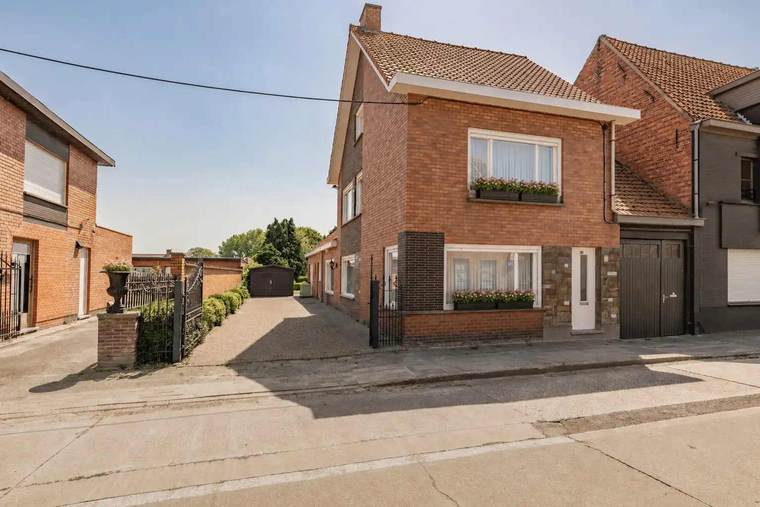 Hoofdfoto van de publicatie: HALF OPEN GEZINSWONING OP 1.190 m² | LANDELIJK ZICHT