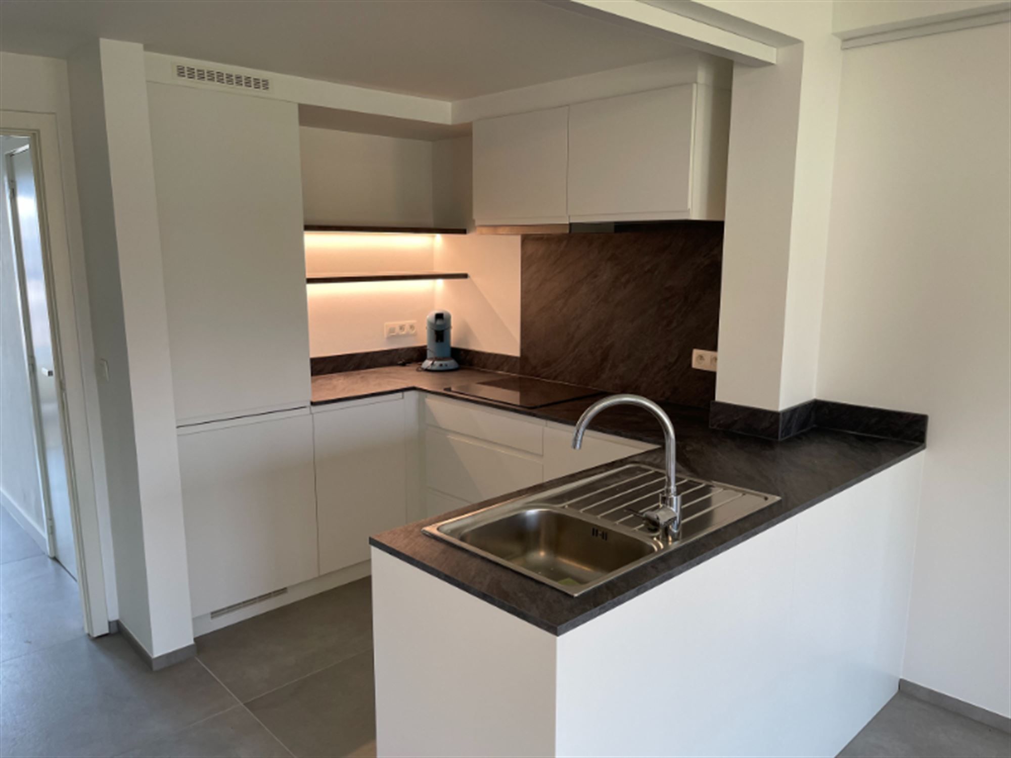 Vernieuwd appartement foto {{pictureIndex}}