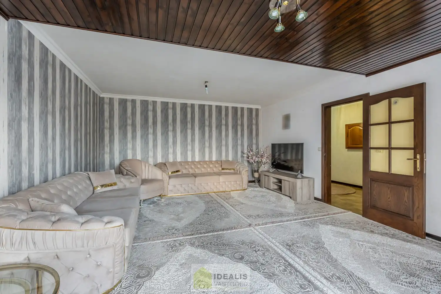 IDEALIS VASTGOED – CENTRAAL, DOCH ZEER RUSTIG GELEGEN 3-SLPKMR APPARTEMENT IN HET CENTRUM VAN HEPPEN (LEOPOLDSBURG)! – Correct onderhouden appartement van ca. 100m² op de tweede verdieping met een aangename leefruimte met aansluitend keuken, 3 slaapkamers, bergruimte en badkamer. Het appartement beschikt tevens over een privatieve kelder en aparte garagebox. Geschikt voor zij die zoeken naar betaalbaar wonen in het centrum van Heppen. foto 6