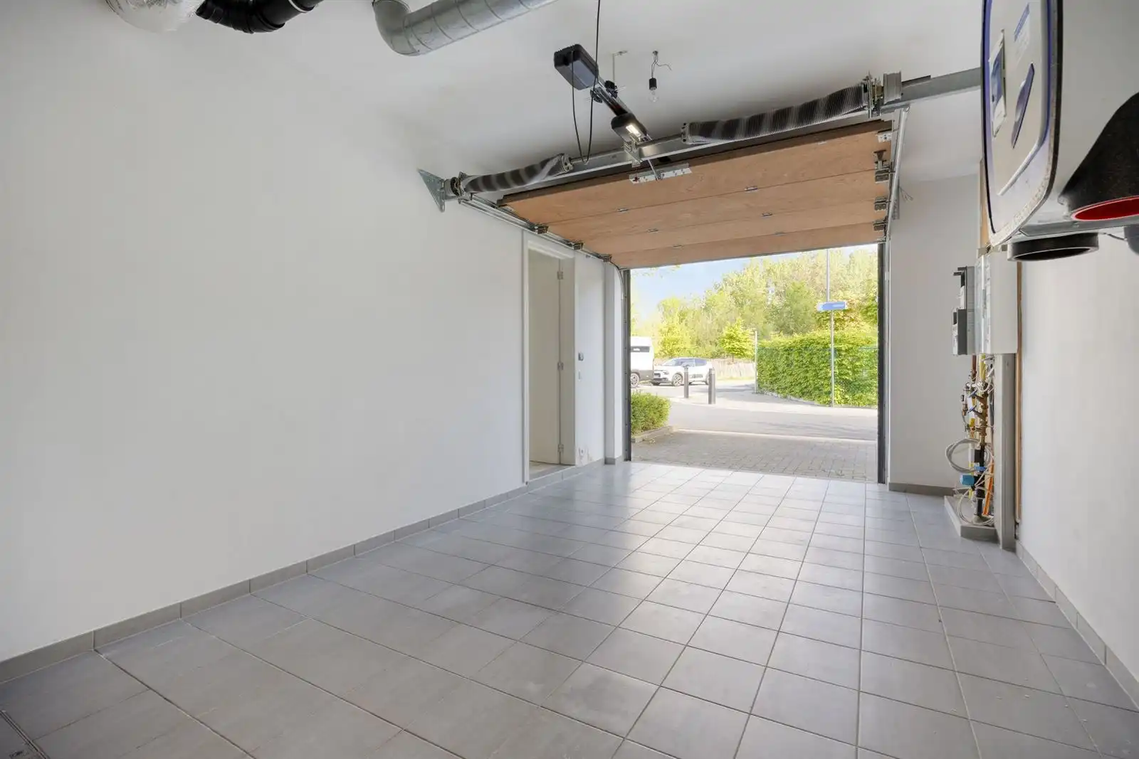 Recente 3-gevelwoning met 3 slaapkamers, tuin en garage foto 14