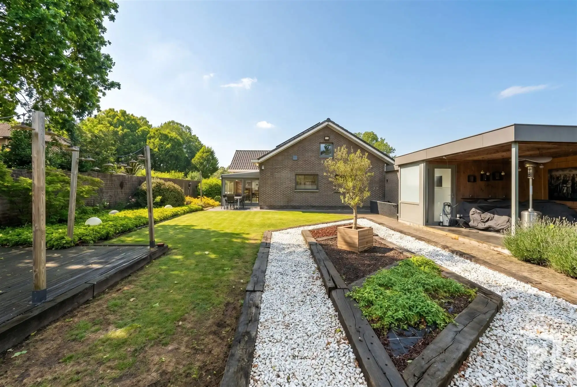 Ruime woning op royaal perceel van 1.014m² met 3 slaapkamers en geniettuin foto 2