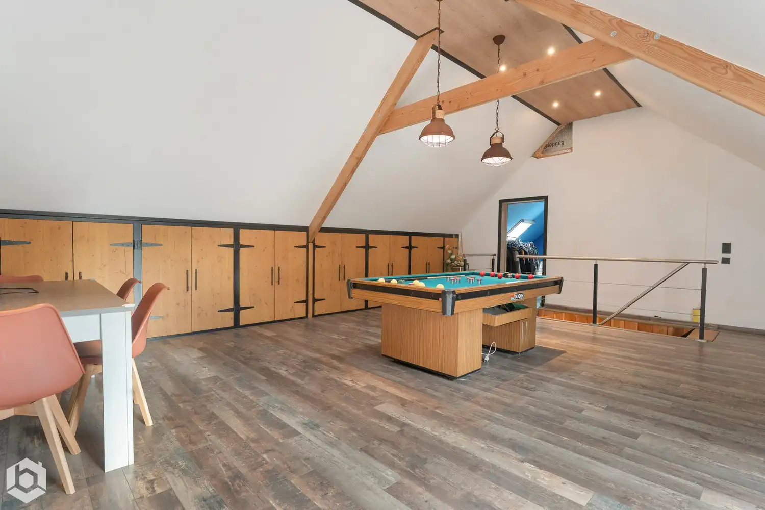 Prachtige gerenoveerde ruime woning in een groen kader foto 14