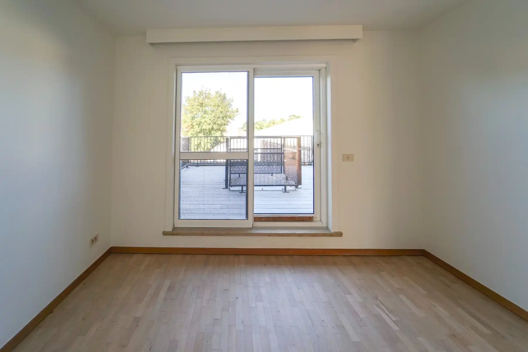 Gerenoveerd 2-slpk appartement met ruim terras! foto 7