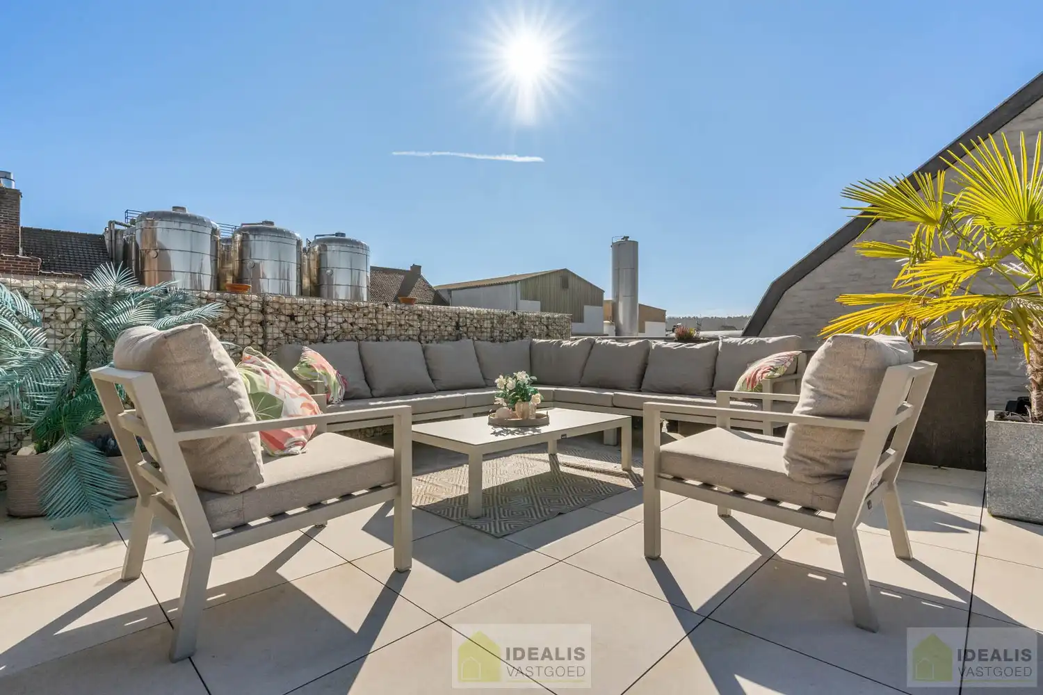 IDEALIS VASTGOED - Gerenoveerd duplex appartement gelegen op het Itterplein in het Brouwershof, kortom wonen op een unieke locatie in een pand met een rijke geschiedenis!! Dit ruime duplexappartement omvat maar liefst ca.155m² bewoonbare oppervlakte en voorzien van een ruime woonkamer met aansluitend keuken, badkamer voorzien van bad en douche, 3 slaapkamers en ruim dakterras. Uiterst geschikt voor kandidaten op zoek naar een instapklaar duplex appartement op een toplocatie midden in hartje Opitter, Bree! foto 25