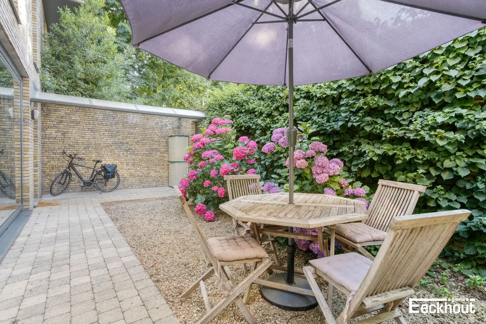 Unieke, instapklare stadswoning met tuin én terras in het historische centrum van Brugge, met zicht op het Koningin Astridpark! foto 2