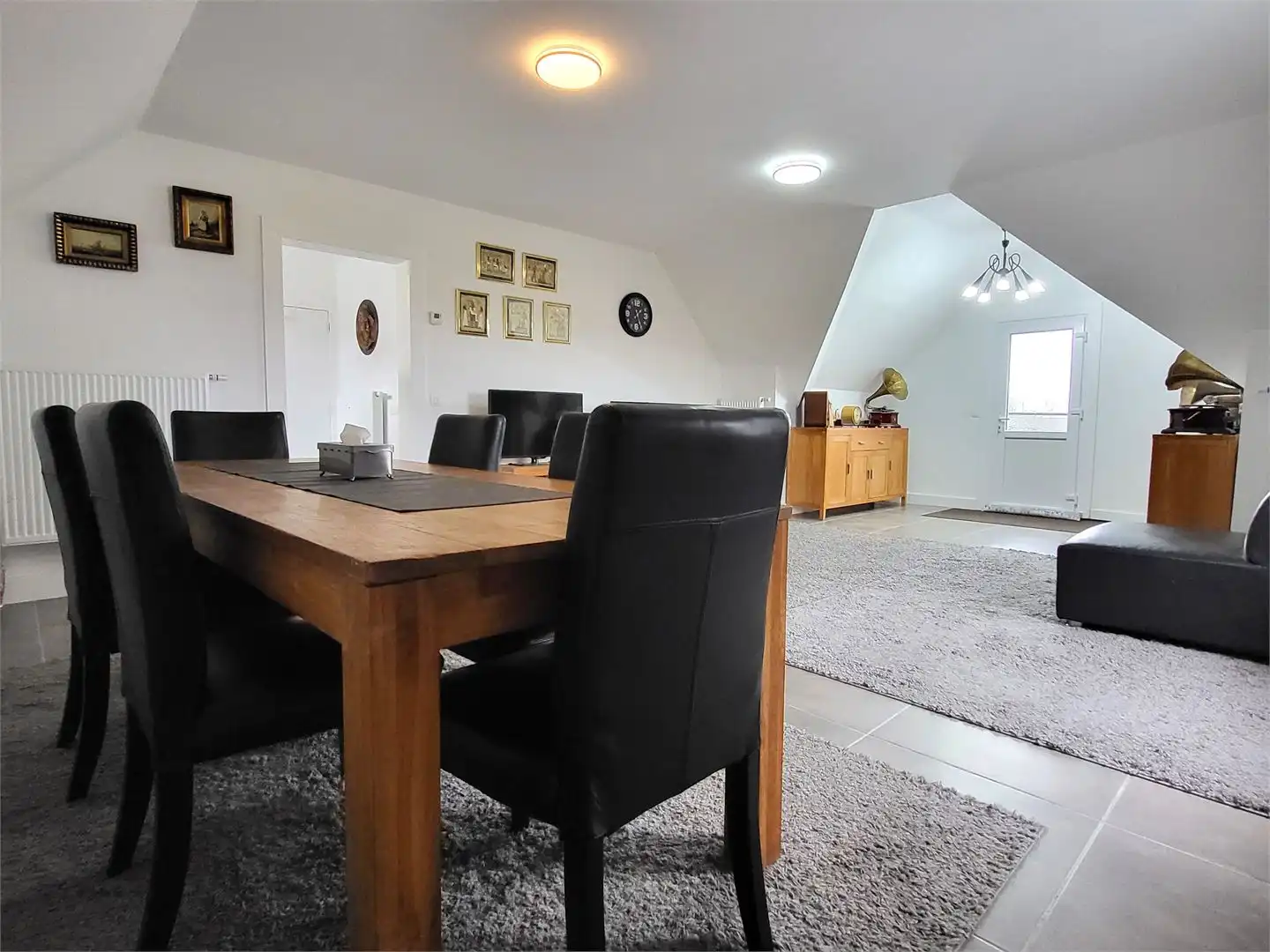 In het landelijke Roborst, een deelgemeente van Zwalm in de prachtige Vlaamse Ardennen, bevindt zich deze ruime en volledig gerenoveerde woning op een perceel van 1.143 m². foto 24