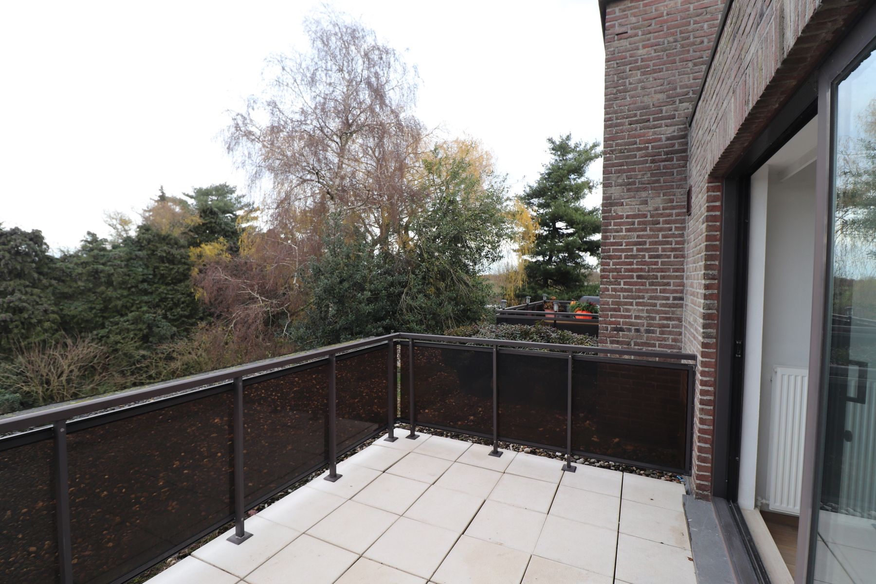 Recent gerenoveerd dakappartement met balkon, terras en garage. foto 12