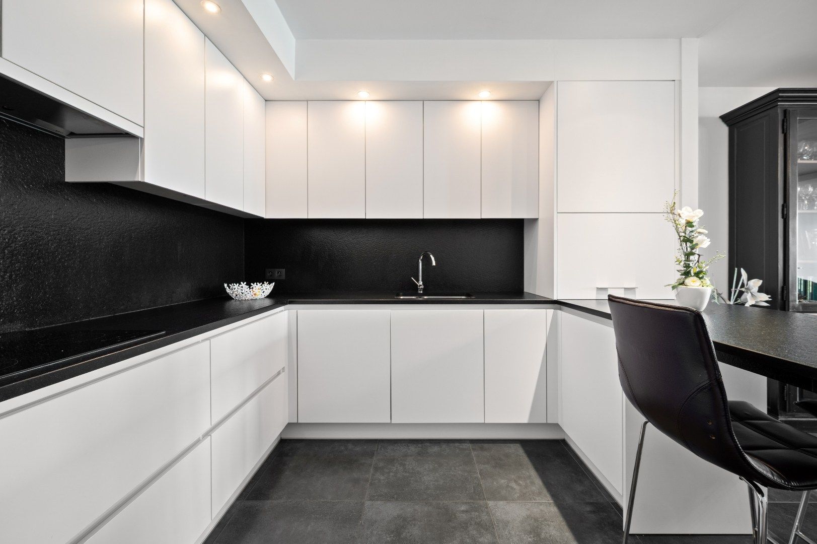 Instapklare, moderne penthouse op de Grote Markt in Tienen foto 13