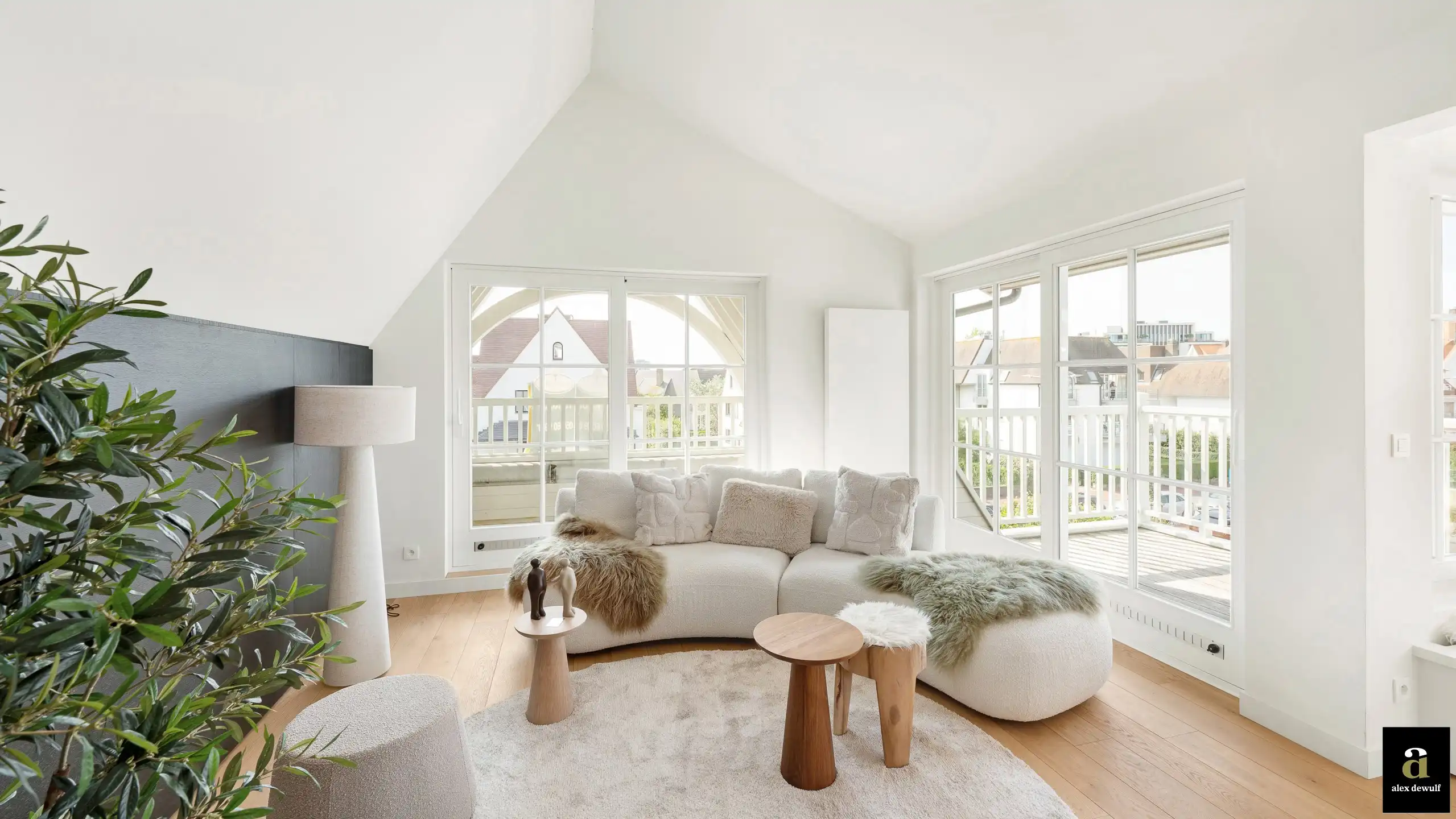 Stijlvol luxeappartement met veel lichtinval, op wandelafstand van het strand in de Bayauxlaan in Knokke. foto {{pictureIndex}}