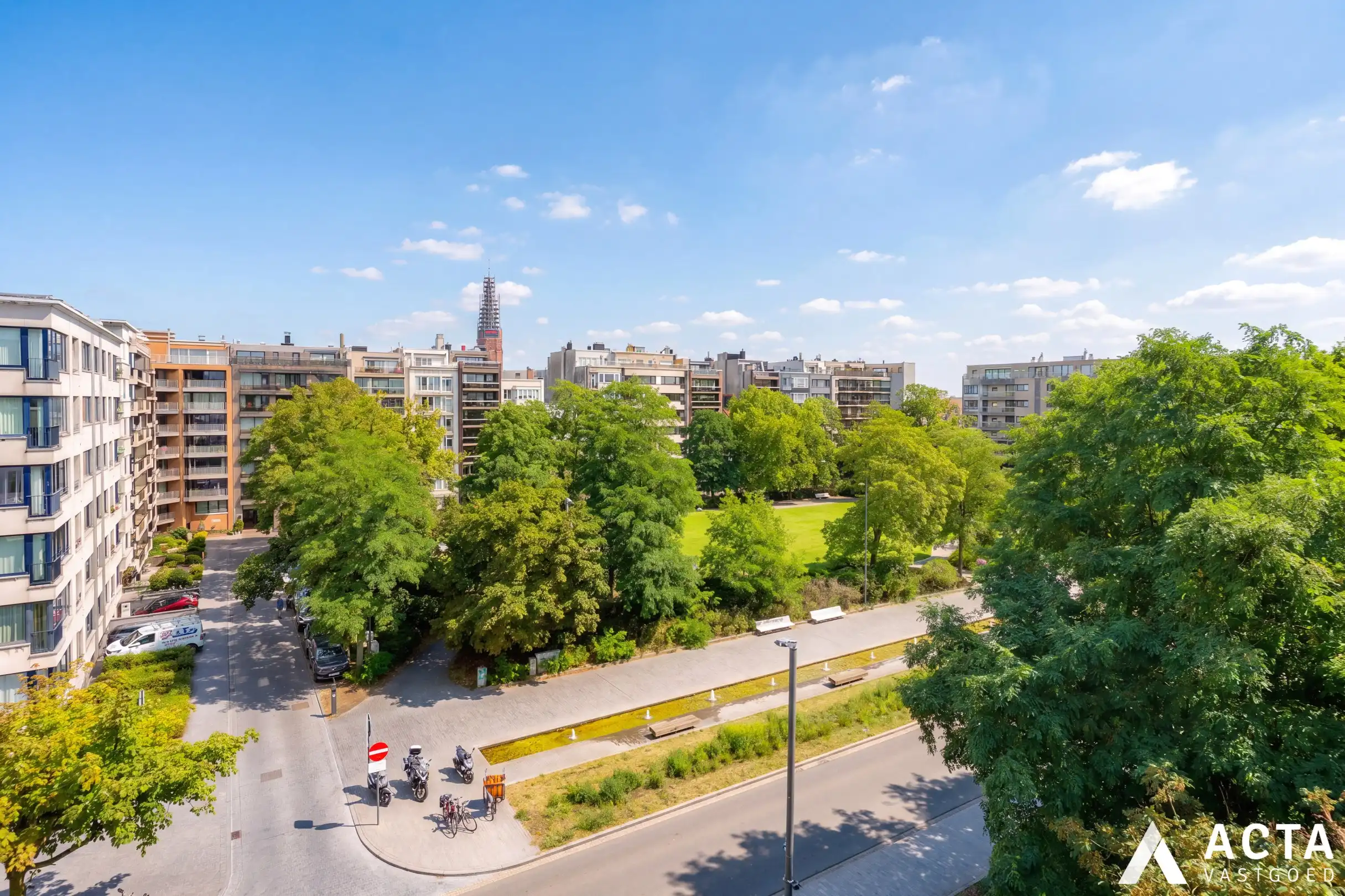 Instapklaar appartement met twee slaapkamers en parkzicht. foto 3
