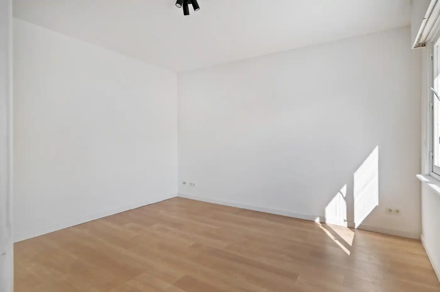 Deels gerenoveerde gezinswoning met 3 à 4 slpk. en tuin foto 14