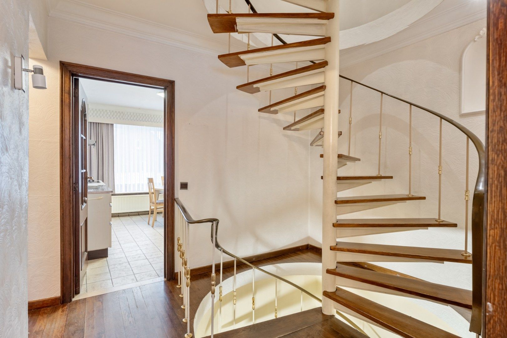 Centraal gelegen gebouw bestaande uit een handelspand op het gelijkvloers en een bovenliggend duplex-appartement! foto 9