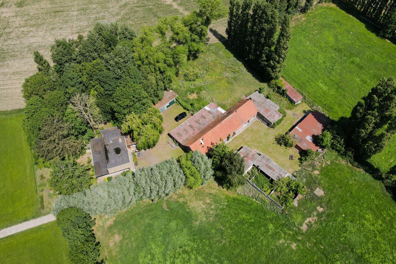 Te renoveren villa met bijgebouwen op landelijke ligging foto 4