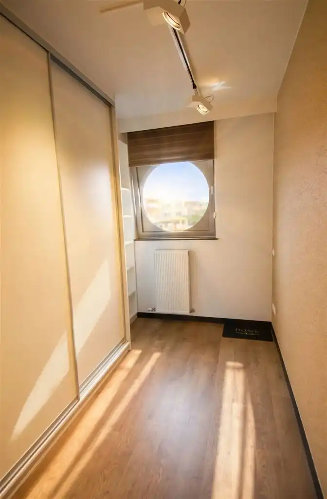 Prachtig appartement met 2 slaapkamers, terras en garagebox gelegen in Residentie Kloosterbempden, midden in het centrum van Maaseik. foto 8