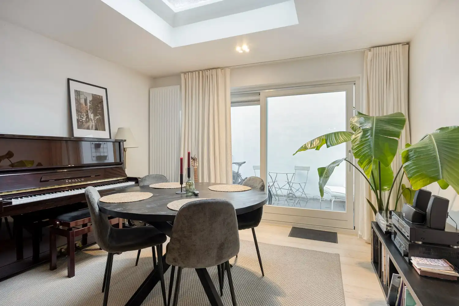 Karaktervolle en gerenoveerde stadswoning met drie ruime slaapkamers en stadstuin foto 3